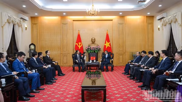 Đồng chí Đoàn Minh Huấn, Ủy viên Bộ Chính trị, Giám đốc Học viện Chính trị quốc gia Hồ Chí Minh tiếp và làm việc với Đại sứ Đặc mệnh toàn quyền nước Cộng hòa nhân dân Trung Hoa tại Việt Nam Hà Vĩ. (Ảnh: BẢO LONG)