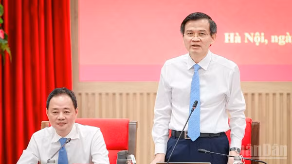 Đồng chí Đoàn Minh Huấn, Ủy viên Bộ Chính trị, Giám đốc Học viện Chính trị quốc gia Hồ Chí Minh phát biểu khai mạc hội thảo. (Ảnh: BẢO LONG)