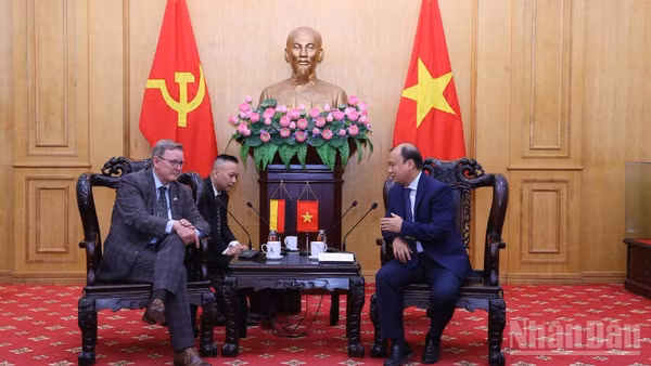 Đồng chí Lê Hải Bình, Ủy viên Trung ương Đảng, Phó Giám đốc Thường trực Học viện Chính trị quốc gia Hồ Chí Minh tiếp và làm việc với Phó Chủ tịch Quốc hội Liên bang Đức Bodo Ramelow. (Ảnh: PHẠM CƯỜNG)