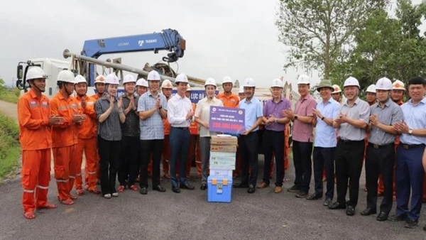 Ban Lãnh đạo và Công đoàn EVNNPC thăm hỏi, động viên các đội xung kích tham gia hỗ trợ khắc phục bão số 5 tại Hà Tĩnh.