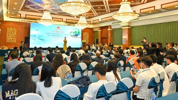 Toàn cảnh Lễ trao giải Cuộc thi “Tuyên truyền viên tiết kiệm điện năm 2025”.