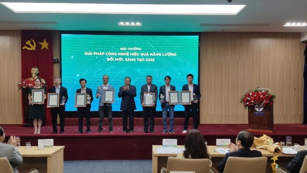 7 doanh nghiệp nhận giải thưởng Giải pháp công nghệ hiệu quả năng lượng đổi mới, sáng tạo.
