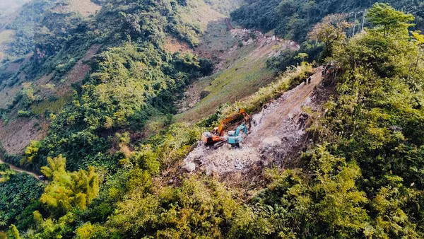 Dự án Đường dây 220kV Than Uyên-Lào Cai hiện đã hoàn thành được 50% kế hoạch. 