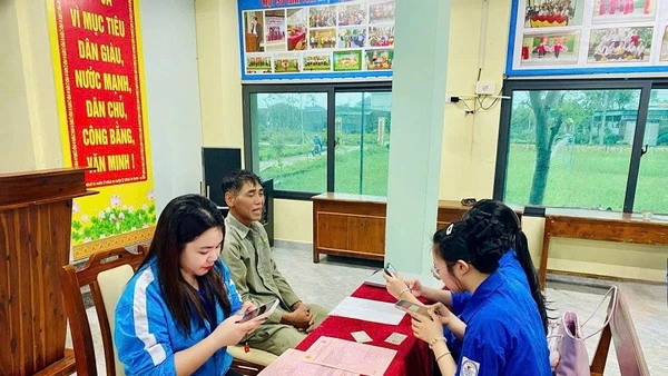 Đoàn viên thanh niên xã Cẩm Bình, tỉnh Hà Tĩnh hướng dẫn người dân làm hồ sơ trực tuyến.