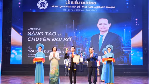 Bà Nguyễn Thị Thanh, Ủy viên Trung ương Đảng, Phó Chủ tịch Quốc hội khóa XVI và ông Nguyễn Đức Hiển, Phó Trưởng Ban Chính sách, Chiến lược Trung ương trao giải thưởng “Lãnh đạo Sáng tạo và Chuyển đổi số” trong Chương trình Biểu dương Thành tựu tác động vì Việt Nam số - Viet Nam I4 Impact Awards 2026 cho ông Nguyễn Đức Thiện, Tổng Giám đốc EVNNPC.