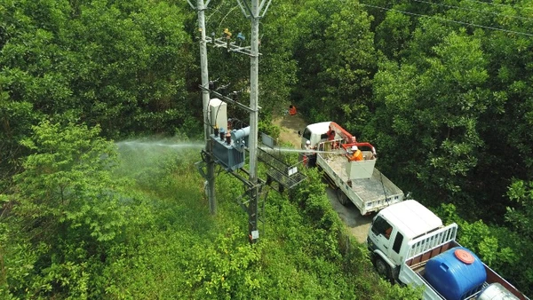 Công nhân Điện lực miền Bắc thực hiện bảo dưỡng hệ thống điện định kỳ. 
