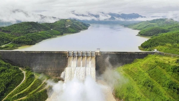 Nhà máy Thủy điện Sông Tranh 2 vận hành an toàn, góp phần điều tiết giảm lũ và bảo vệ hạ du trong các đợt mưa lớn. 