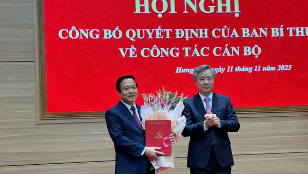 Phó Trưởng ban Tổ chức Trung ương Nguyễn Quang Dương trao quyết định và tặng hoa cho Phó Bí thư Tỉnh ủy Hưng Yên Phạm Quang Ngọc.