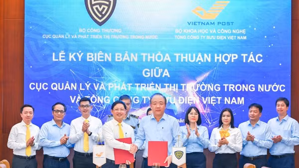 Lãnh đạo Cục Quản lý và Phát triển thị trường trong nước (Bộ Công thương) và Tổng công ty Bưu điện Việt Nam (Vietnam Post) ký thỏa thuận hợp tác giữa hai đơn vị.