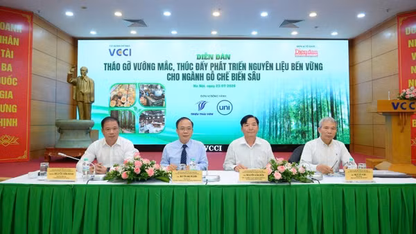 Các đại biểu chủ trì diễn đàn “Tháo gỡ vướng mắc, thúc đẩy phát triển nguyên liệu bền vững cho ngành gỗ chế biến sâu”.