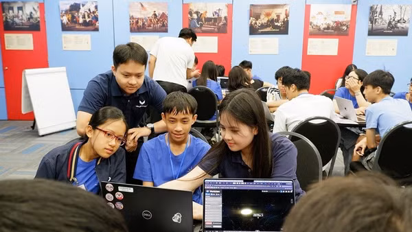 Các học viên thực hành khai thác và phân tích dữ liệu mở của NASA dưới sự hướng dẫn của cố vấn.