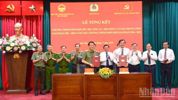 Đại tướng Lương Tam Quang, Ủy viên Bộ Chính trị, Bộ trưởng Công an và đồng chí Đoàn Minh Huấn, Ủy viên Bộ Chính trị, Giám đốc Học viện Chính trị quốc gia Hồ Chí Minh ký kết chương trình phối hợp giai đoạn 2026-2031. (Ảnh: PHẠM CƯỜNG)