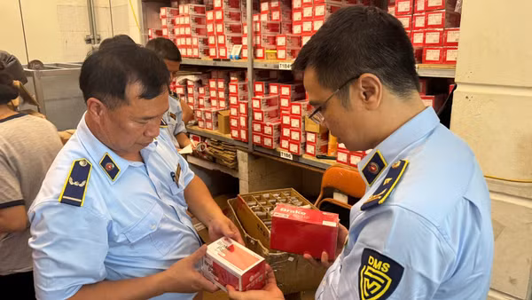 Lực lượng quản lý thị trường phát hiện hơn 53 nghìn sản phẩm phụ tùng ô tô nhãn Asahi vi phạm quyền sở hữu các nhãn hiệu được bảo hộ tại Việt Nam. (Ảnh: LƯU QUYÊN)