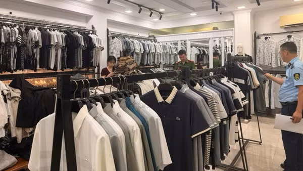 Lực lượng chức năng kiểm tra hàng hóa vi phạm tại hộ kinh doanh Phan Thị Hiền có địa chỉ tại phường Tây Tựu (Hà Nội).
