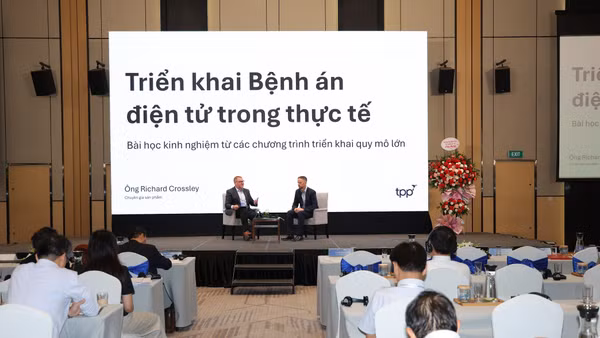 Tiến sĩ Chris Bates, Giám đốc Nghiên cứu của TPP (bên trái) trao đổi tại sự kiện. (Nguồn ảnh: TPP)