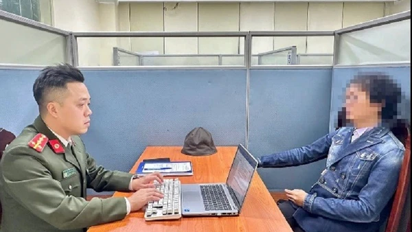 Cơ quan công an làm việc với trường hợp vi phạm.