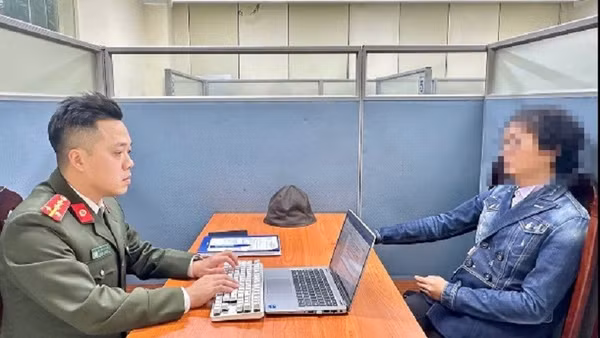 Cơ quan công an làm việc với trường hợp vi phạm.