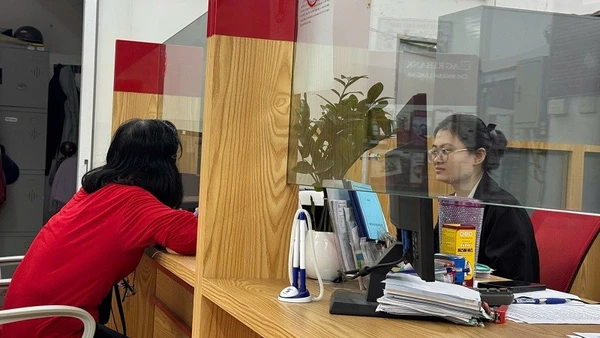 Cán bộ ngân hàng hướng dẫn khách hàng các biện pháp bảo vệ tài khoản cá nhân, phòng tránh các hình thức lừa đảo qua mạng đang gia tăng.