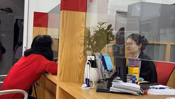 Cán bộ ngân hàng hướng dẫn khách hàng các biện pháp bảo vệ tài khoản cá nhân, phòng tránh các hình thức lừa đảo qua mạng đang gia tăng.