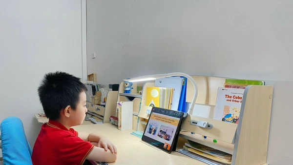 Phụ huynh cần trao đổi cởi mở để bảo vệ trẻ khi sử dụng máy tính, điện thoại.