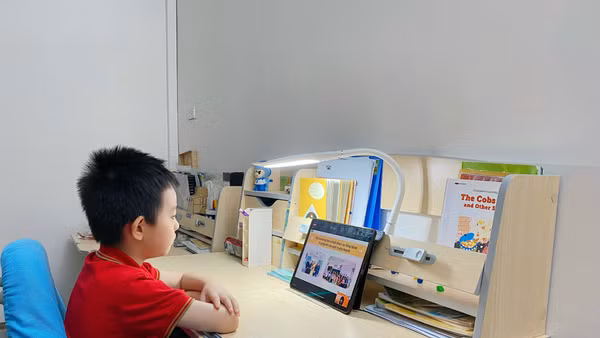 Phụ huynh cần trao đổi cởi mở để bảo vệ trẻ khi sử dụng máy tính, điện thoại.