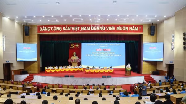 Hội nghị tiếp xúc, đối thoại giữa Chủ tịch Ủy ban nhân dân tỉnh Hưng Yên với đoàn viên, công nhân, viên chức, người lao động trên địa bàn tỉnh.
