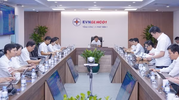 Đại diện Ban Khoa học công nghệ và Đổi mới sáng tạo EVNGENCO1 báo cáo kết quả triển khai các nhiệm vụ khoa học công nghệ, đổi mới sáng tạo và chuyển đổi số tại Phiên họp.