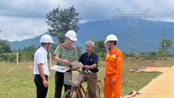 Truyền tải điện Đắk Lắk phối hợp Công an tuyên truyền bảo vệ hành lang lưới điện trên địa bàn tỉnh.