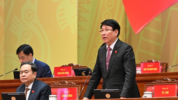 Ủy viên Bộ Chính trị, Chủ tịch nước Lương Cường điều hành phiên thảo luận.