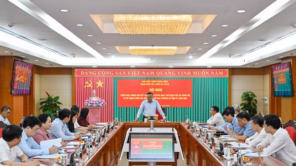 Đồng chí Trần Sỹ Thanh, Ủy viên Bộ Chính trị, Bí thư Trung ương Đảng, Chủ nhiệm Ủy ban Kiểm tra Trung ương, Trưởng đoàn Kiểm tra số 25 chủ trì hội nghị. (Ảnh: THỦY NGUYÊN)