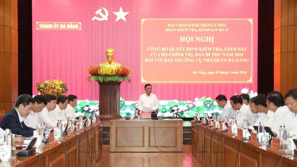 Đồng chí Trần Cẩm Tú, Ủy viên Bộ Chính trị, Thường trực Ban Bí thư phát biểu chỉ đạo tại hội nghị triển khai Quyết định kiểm tra, giám sát đối với Ban Thường vụ Thành ủy Đà Nẵng.