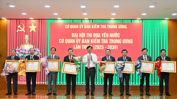 Chủ nhiệm Ủy ban Kiểm tra Trung ương Nguyễn Duy Ngọc trao Huân chương Lao động hạng Nhất, hạng Nhì, tặng các cá nhân có thành tích xuất sắc. (Ảnh: THỦY NGUYÊN)