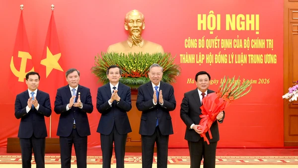 Tổng Bí thư Tô Lâm trao Quyết định của Bộ Chính trị thành lập Hội đồng Lý luận Trung ương nhiệm kỳ 2026-2031. (Ảnh: ĐĂNG KHOA)