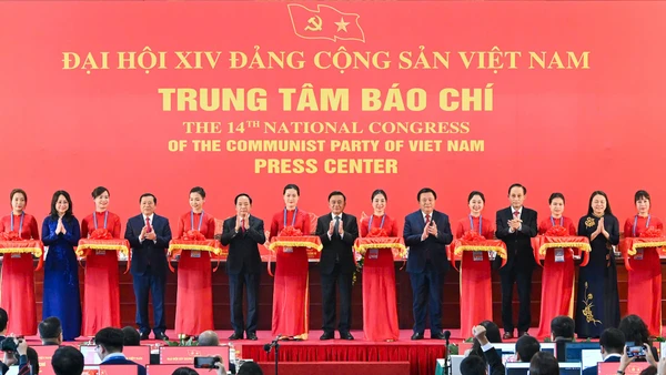 Thường trực Ban Bí thư Trần Cẩm Tú và các đại biểu cắt băng khai trương Trung tâm Báo chí Đại hội XIV của Đảng. (Ảnh: THỦY NGUYÊN)