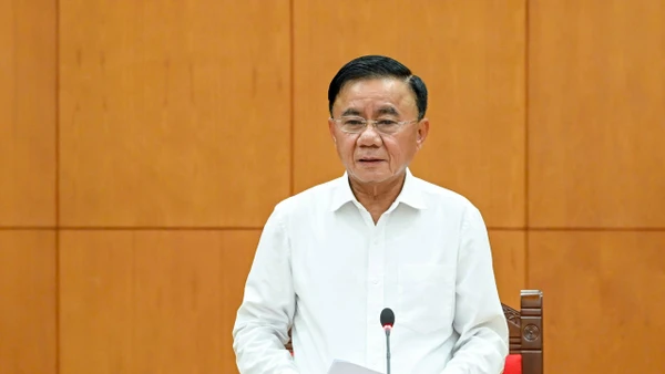 Đồng chí Trần Cẩm Tú, Ủy viên Bộ Chính trị, Thường trực Ban Bí thư ký ban hành Chỉ thị số 54-CT/TW. (Ảnh: DUY LINH) 