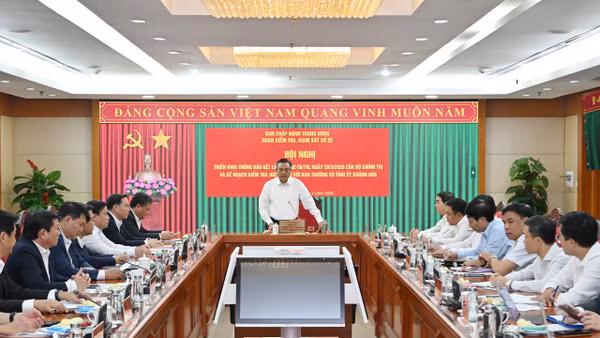 Đồng chí Trần Sỹ Thanh, Ủy viên Bộ Chính trị, Bí thư Trung ương Đảng, Chủ nhiệm Ủy ban Kiểm tra Trung ương, Trưởng đoàn Kiểm tra số 25 chủ trì hội nghị. (Ảnh: THỦY NGUYÊN)