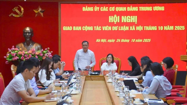 Các cộng tác viên dư luận xã hội tập trung phản ánh, trao đổi một số nhóm vấn đề, sự kiện lớn được dư luận quan tâm.