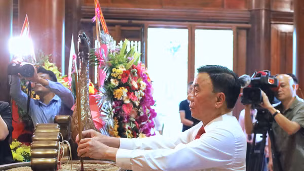 Thường trực Ban Bí thư Trần Cẩm Tú và Đoàn công tác Trung ương đến dâng hoa, dâng hương tưởng niệm Chủ tịch Hồ Chí Minh tại Khu di tích quốc gia đặc biệt Kim Liên.
