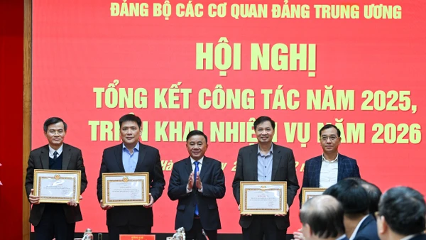 Thường trực Ban Bí thư Trần Cẩm Tú, Bí thư Đảng ủy các cơ quan Đảng Trung ương trao bằng khen cho các tập thể hoàn thành xuất sắc nhiệm vụ năm 2025. (Ảnh: DUY LINH) 
