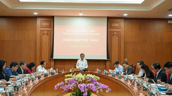 Thường trực Ban Bí thư Trần Cẩm Tú, Trưởng Ban Chỉ đạo chủ trì phiên họp thứ nhất Ban Chỉ đạo Trung ương về phát triển văn hóa Việt Nam. (Ảnh: DUY LINH)