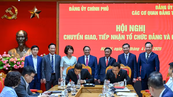 Lễ ký biên bản bàn giao danh sách tổ chức đảng, đảng viên giữa Đảng ủy Chính phủ và Đảng ủy các cơ quan Đảng Trung ương. (Ảnh DUY LINH)