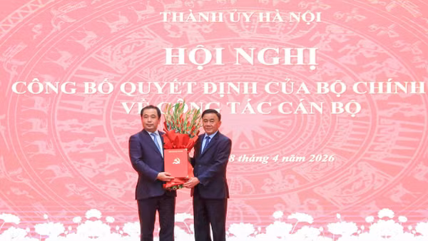 Thường trực Ban Bí thư Trần Cẩm Tú trao Quyết định của Bộ Chính trị phân công, chỉ định đồng chí Trần Đức Thắng giữ chức Bí thư Thành ủy Hà Nội nhiệm kỳ 2025-2030. (Ảnh: DUY LINH)
