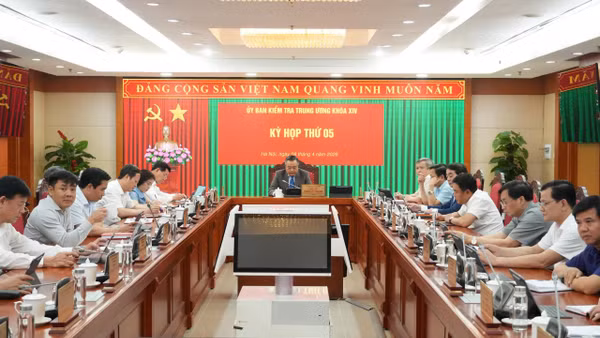 Đồng chí Trần Sỹ Thanh, Ủy viên Bộ Chính trị, Bí thư Trung ương Đảng, Chủ nhiệm Ủy ban Kiểm tra Trung ương chủ trì kỳ họp.