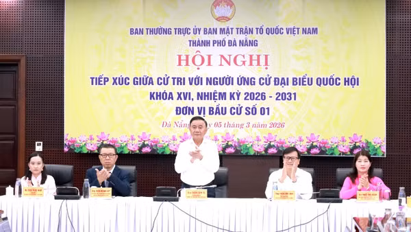 Đồng chí Trần Cẩm Tú, Ủy viên Bộ Chính trị, Thường trực Ban Bí thư, Bí thư Đảng ủy các cơ quan Đảng Trung ương và các ứng cử viên dự hội nghị tại điểm cầu Ủy ban nhân dân thành phố Đà Nẵng.