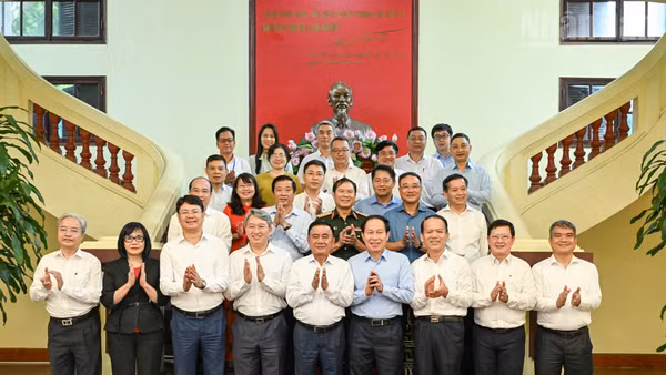Thường trực Ban Bí thư Trần Cẩm Tú với lãnh đạo Bộ Tư pháp và các đại biểu. (Ảnh: DUY LINH)