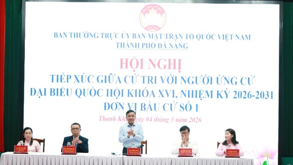 Thường trực Ban Bí thư Trần Cẩm Tú và các ứng viên đại biểu Quốc hội khóa XVI, đơn vị bầu cử số 1, thành phố Đà Nẵng.