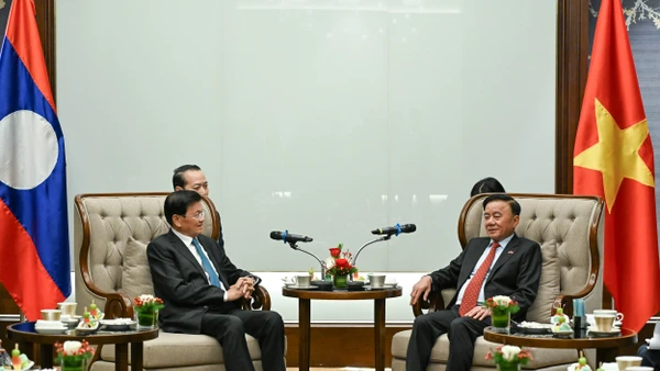 Thường trực Ban Bí thư Trần Cẩm Tú và Tổng Bí thư, Chủ tịch nước Lào Thongloun Sisoulith. (Ảnh: DUY LINH)