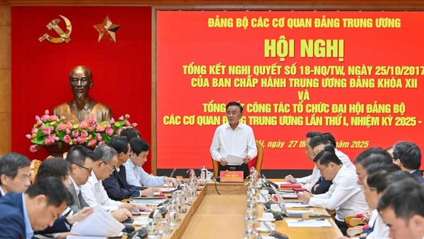 Đồng chí Trần Cẩm Tú, Ủy viên Bộ Chính trị, Thường trực Ban Bí thư, Bí thư Đảng ủy các cơ quan Đảng Trung ương chủ trì hội nghị. (Ảnh: THỦY NGUYÊN)