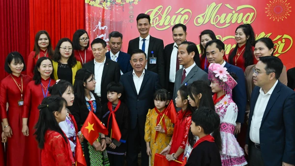 Thường trực Ban Bí thư Trần Cẩm Tú thăm, chúc Tết và tặng quà tại Trung tâm công tác xã hội và Bảo trợ xã hội số 1 tỉnh Lào Cai. (Ảnh: DUY LINH)