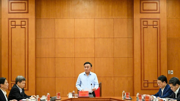 Thường trực Ban Bí thư Trần Cẩm Tú chủ trì cuộc họp Ban Chỉ đạo xây dựng Đề án Tổng kết 20 năm thực hiện Nghị quyết Trung ương 3, khóa X. (Ảnh: DUY LINH) 